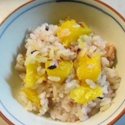 雑穀米を入れて、ほっこりサツマイモご飯になり、秋には嬉しいです。ごちそうさまです。